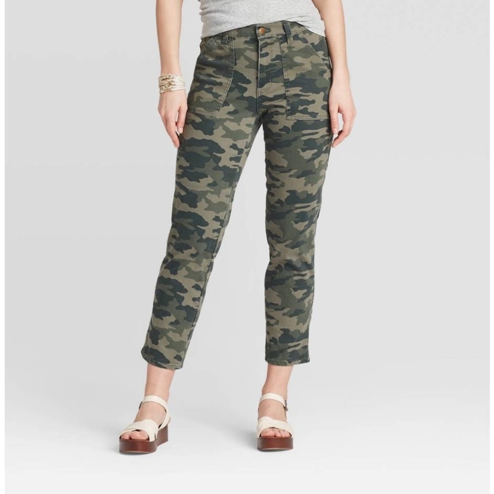 NWT Camo Print Cropped Jeans